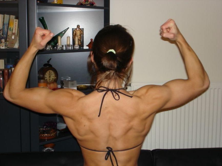 15P Beautiful teen showing her sexy muscle body