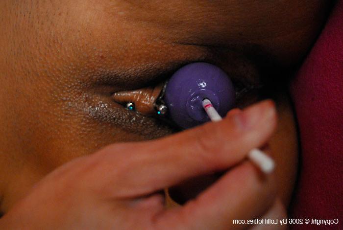 15P Maile kommt mit 2 Lollipop-Dildos davon