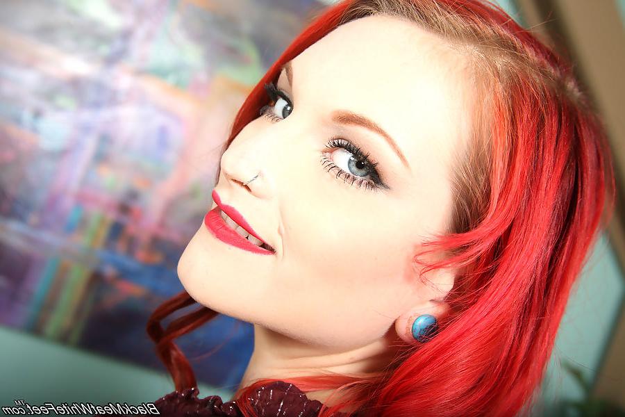 15P Punk babe Aurora Rose does footjob on a black Dick
