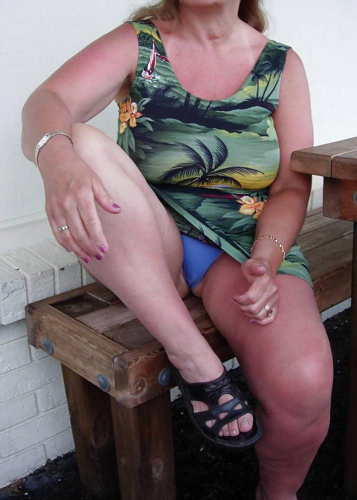 25P Different women same dress