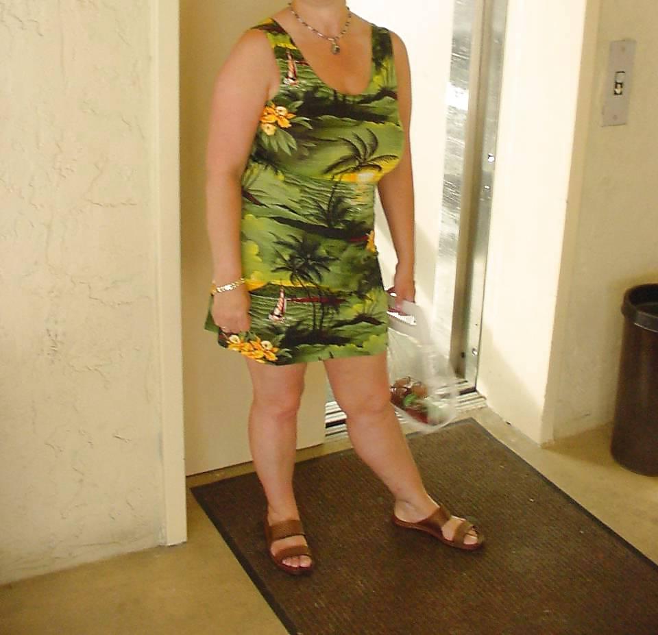 25P Different women same dress
