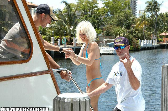 15P The stabbin claims this tight blonde over the side of the boat