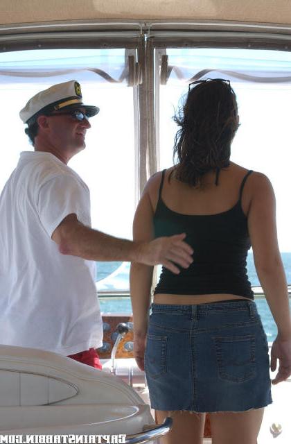 12P Fleshy amateur brunette makes a hot pussy showdown at the boat