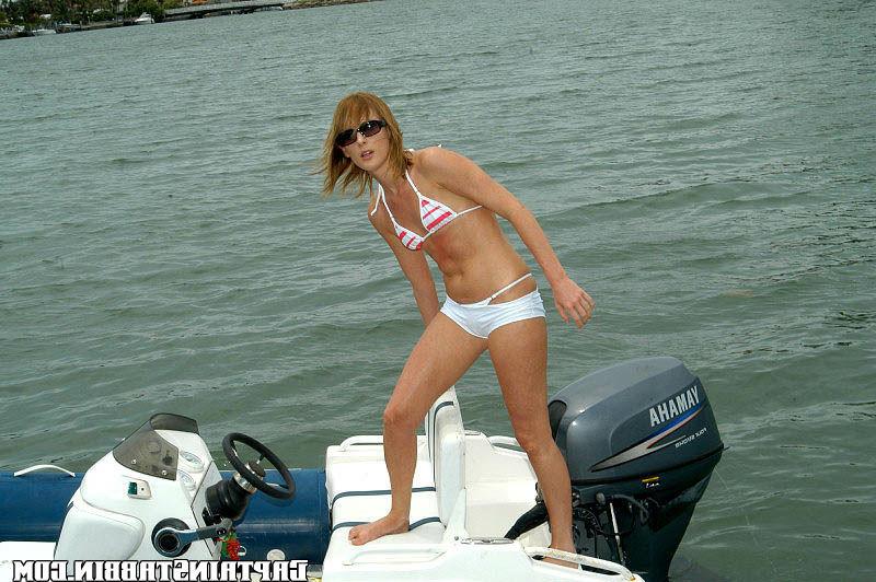 15P Super cute amateur babe gets creamed and thrown off a boat inthese pics