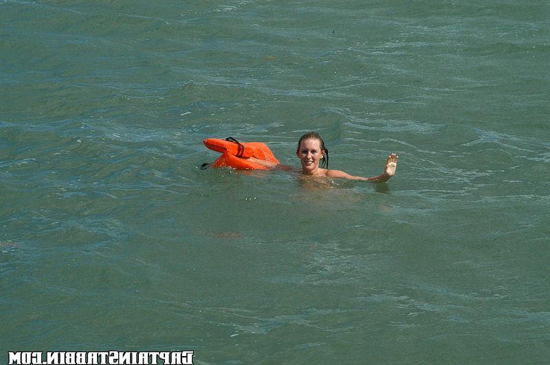 15P Super cute amateur babe gets creamed and thrown off a boat inthese pics