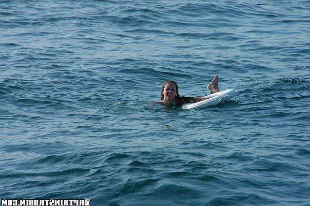 15P Hot babe gets banged on the side of a boat out at sea