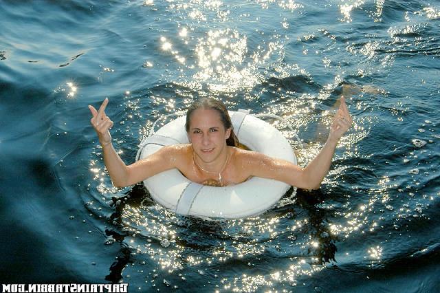 15P Cute amateur chick gets an ass full on her first boat ridce