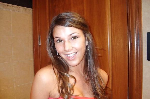 25P Wonderful Body on this Busty Brunette