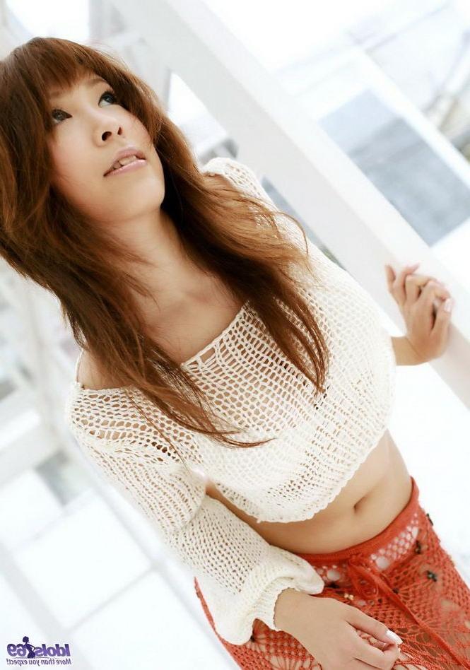 16P Die vollbusige Asiatin Shizuku Natsukawa zeigt Titten und Muschi