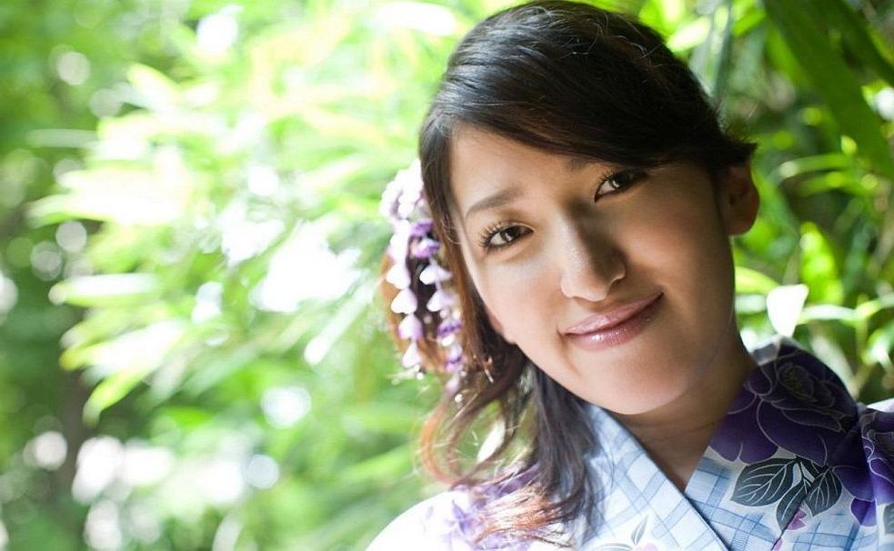 15P Busty asian idol Ruru poses in kimono showing body