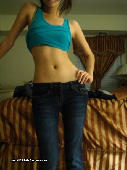 10P Naughty Asian babe posing sexy in the bedroom