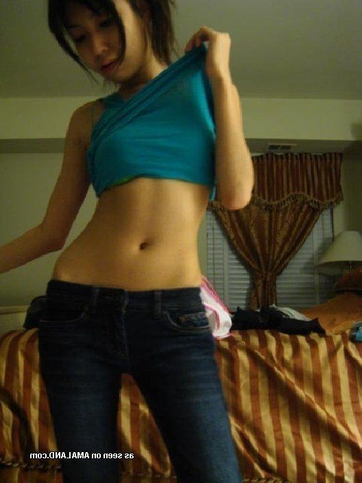 10P Naughty Asian babe posing sexy in the bedroom