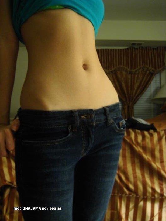 10P Naughty Asian babe posing sexy in the bedroom