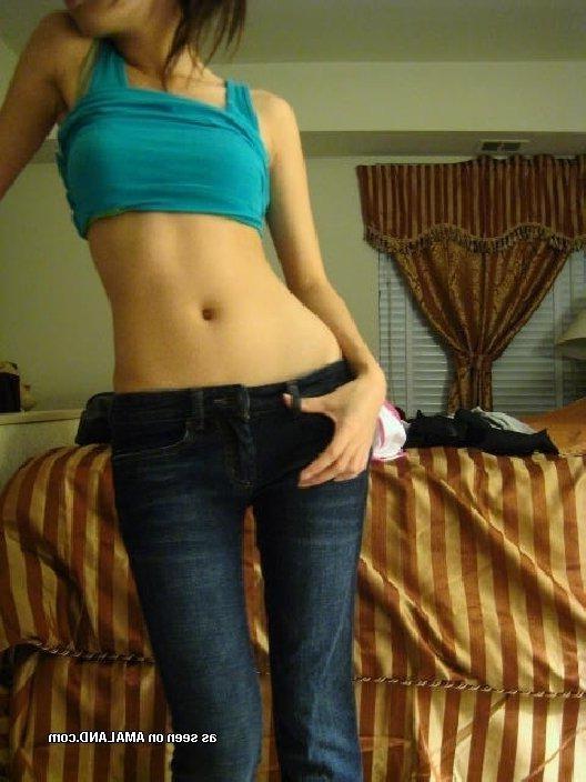 10P Naughty Asian babe posing sexy in the bedroom