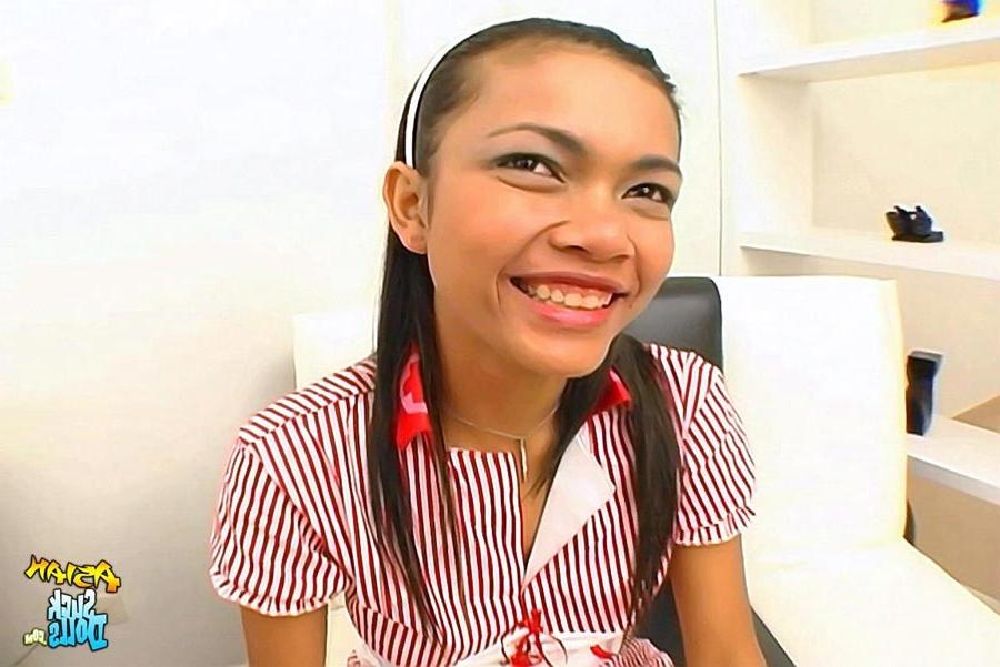15P Thai girl Kung showing off her oral talents