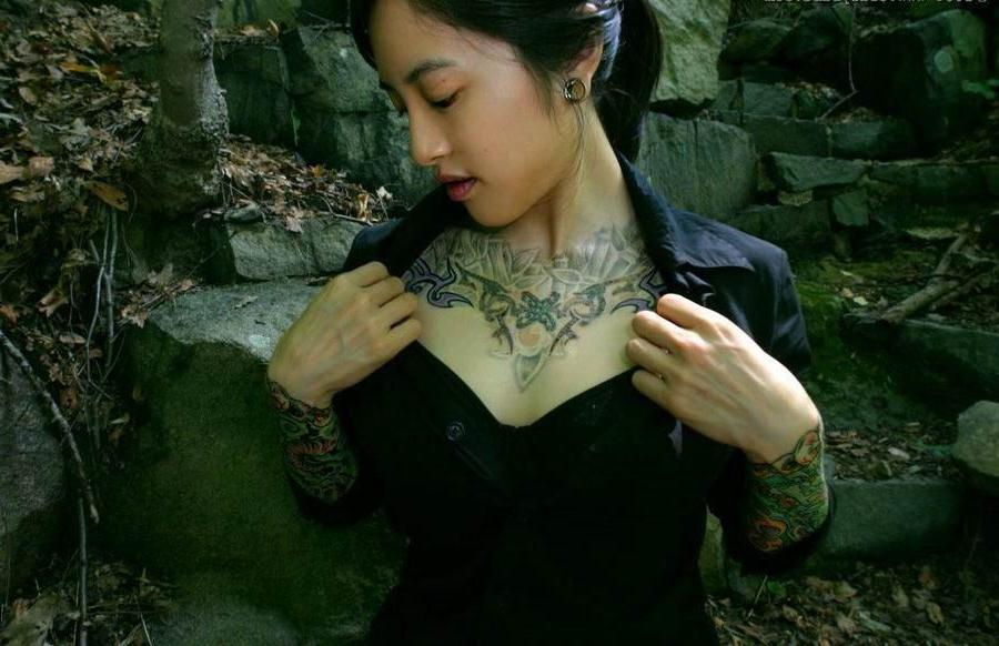 18P beautiful busty asian tattoed teen poser outdoor