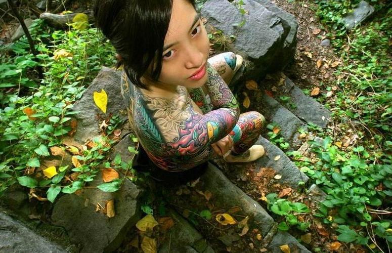 18P beautiful busty asian tattoed teen poser outdoor