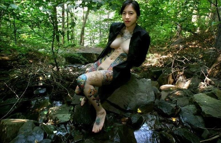 18P beautiful busty asian tattoed teen poser outdoor