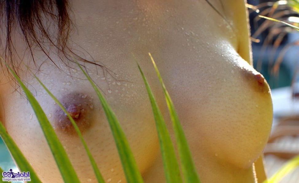 15P Busty idol Hikari Hino poses outdoors showing body