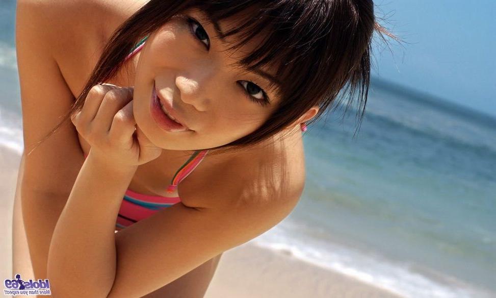15P Busty idol Hikari Hino poses outdoors showing body