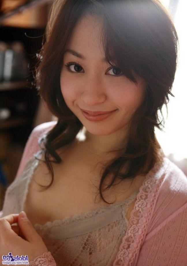 15P Asian idol Momo Yoshizawa strips panties shows ass