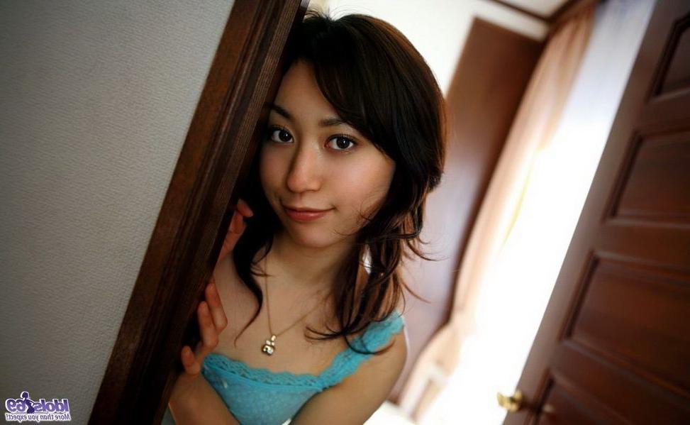 15P Asian idol Momo Yoshizawa strips panties shows ass