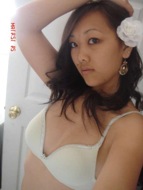 18P Photos of an Asian teen getting naughty in the bedroom