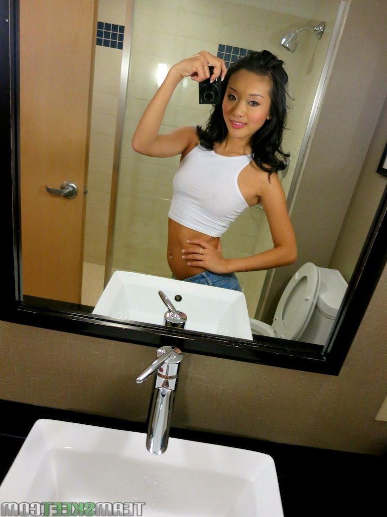 16P Alina Li screws her man while he watches a football game