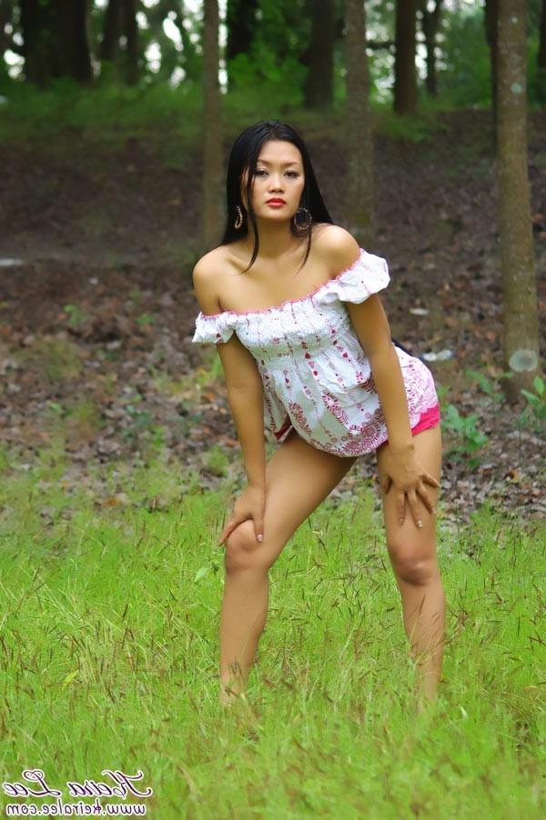 15P Keira Lee shows her nice body in forest