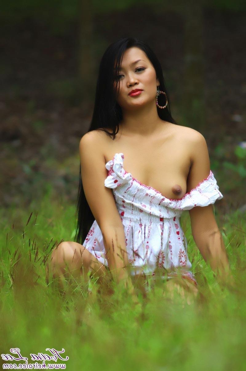 15P Keira Lee shows her nice body in forest