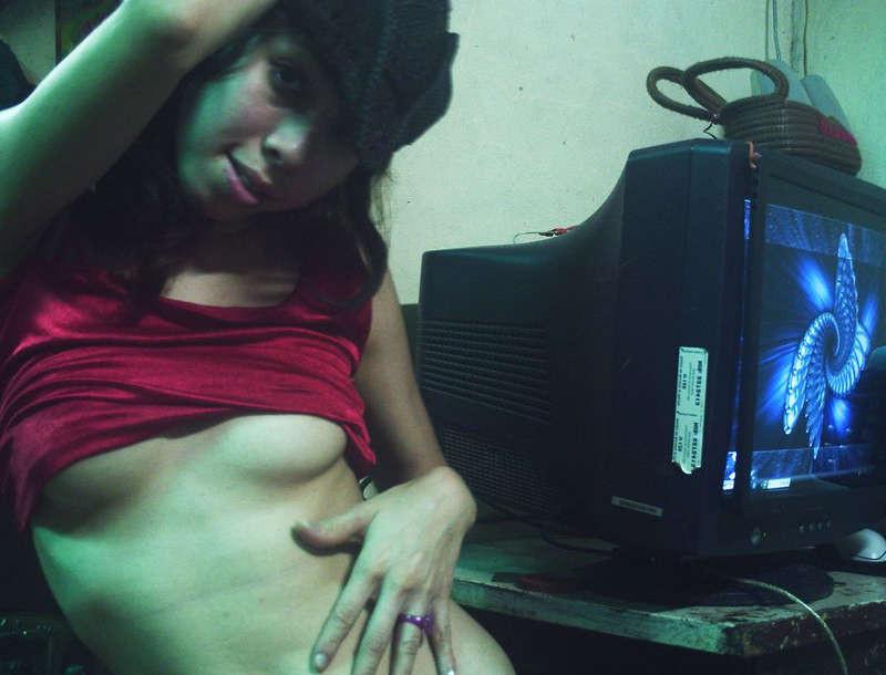 15P Photos of naked amateur Oriental girls