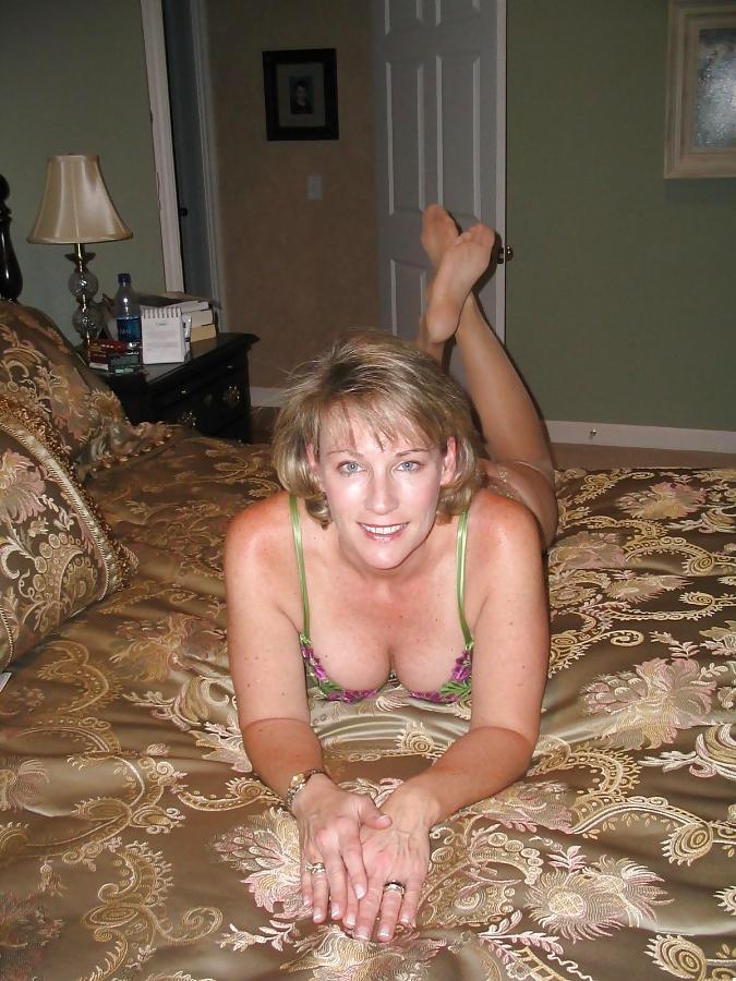 10P Sexy White Milf with Blue Eyes