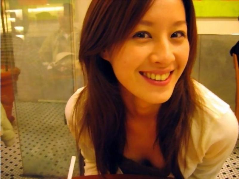 16P Sexy and hot Asian babe gives great blowjob in her bedroom