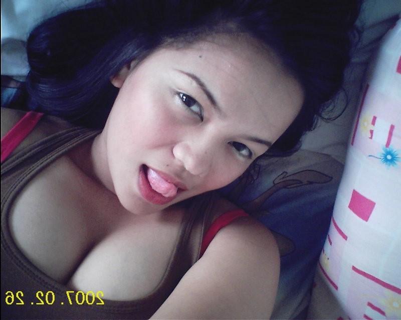 16P Sexy and hot Asian babe gives great blowjob in her bedroom