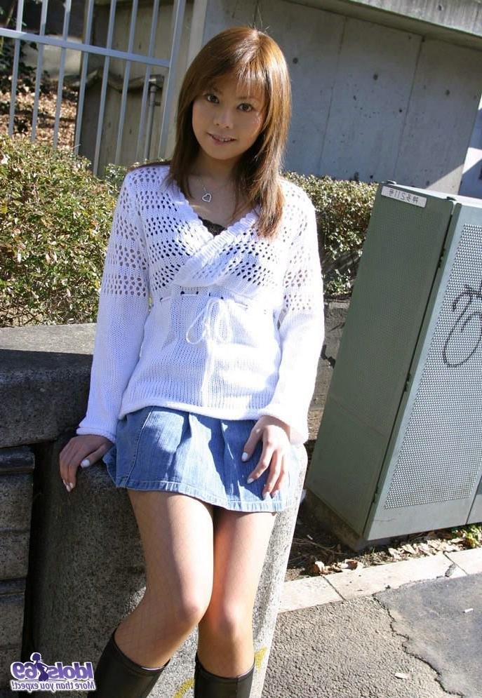 15P Japanese lady shows off her panties while wearing a skirt