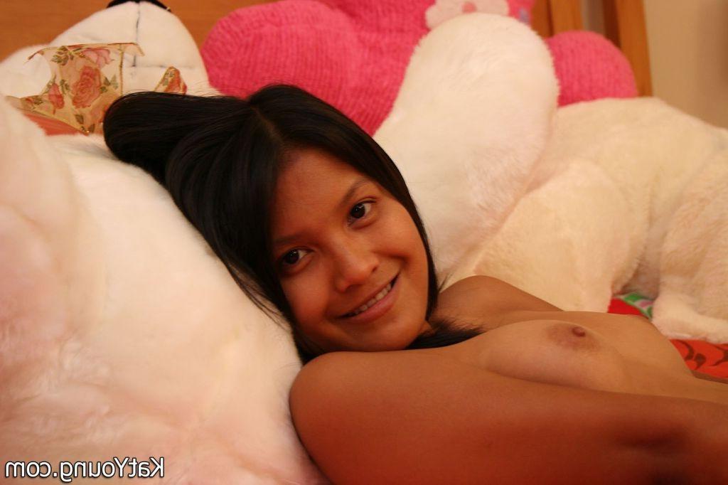 16P Kat Young :: Beautiful asian girl Kat Young having fun in the bedroom