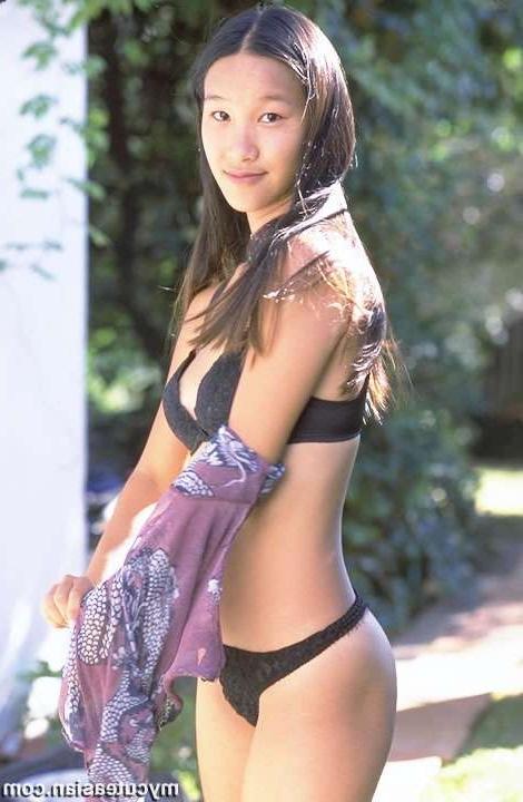 16P Asian girls sharing theses sexy outdoor pics