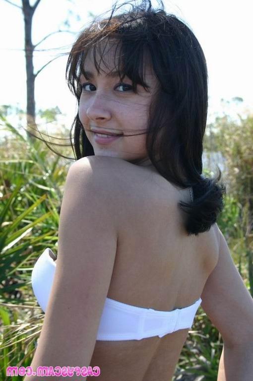 16P Amateur asian teen in bra posing outdoor