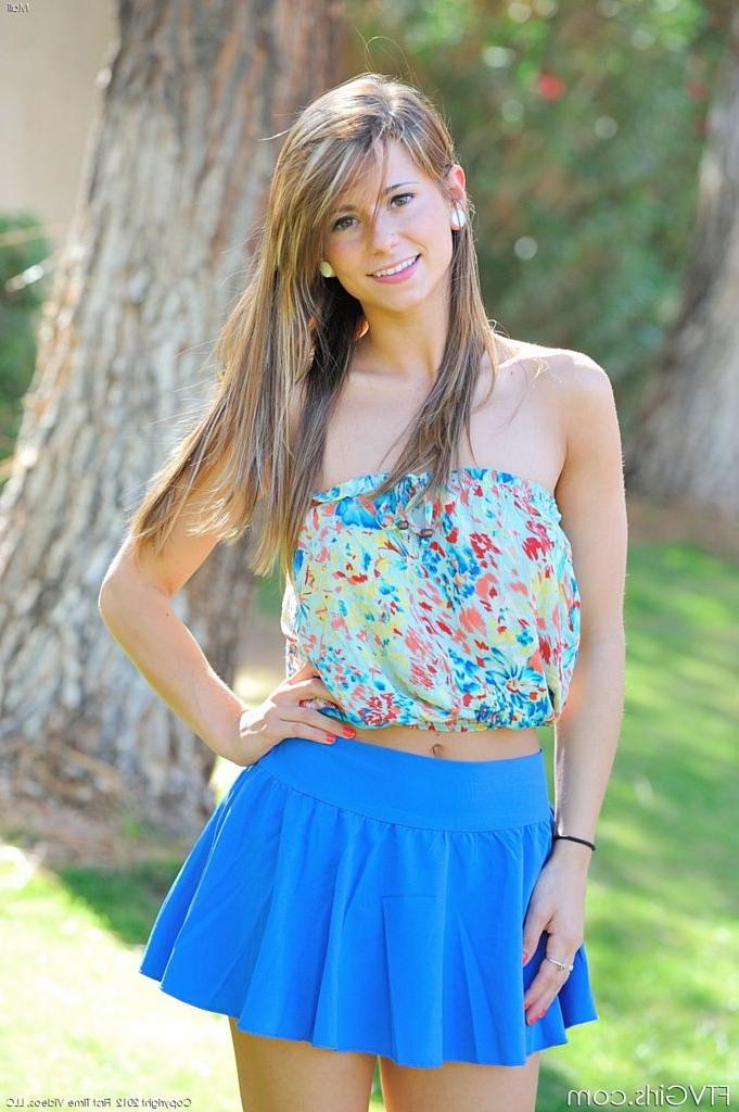 15P Fresh new model Mali Myers completely nude and sexy