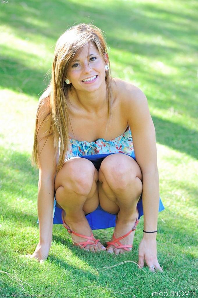 15P Fresh new model Mali Myers completely nude and sexy