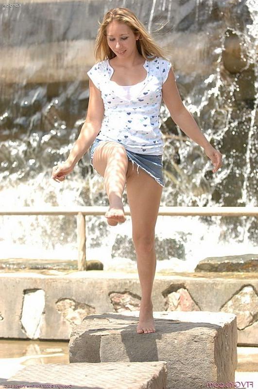 15P Freckled teen no panties short skirt at park
