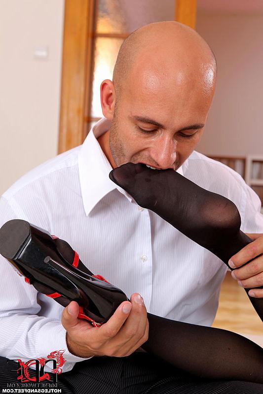 16P Virtuoso Footjob With Black Nylons