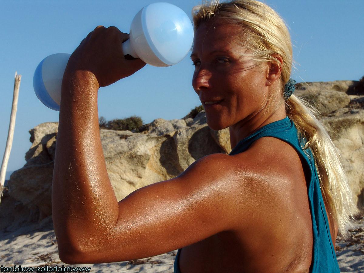 15P Hot body workout at the beach
