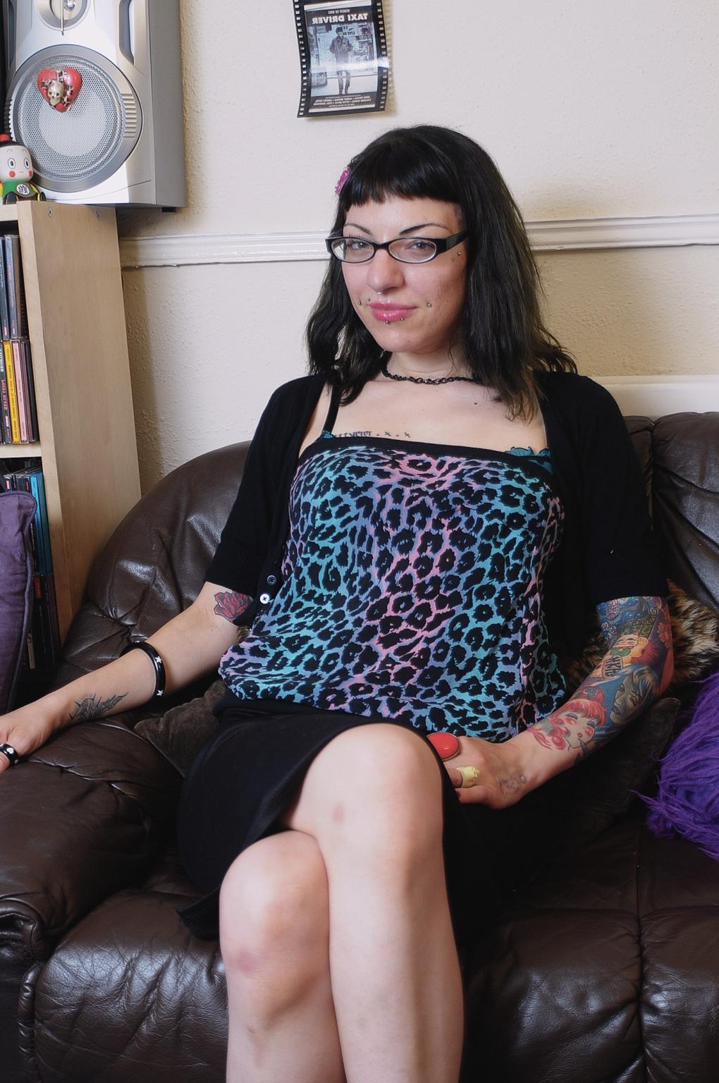 16P Beauty mature woman showing pussy