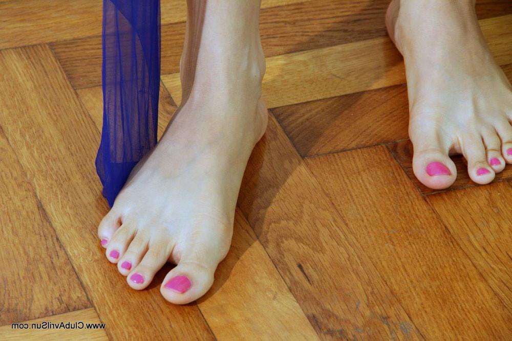 15P Fantastic footjob action with Avril Sun