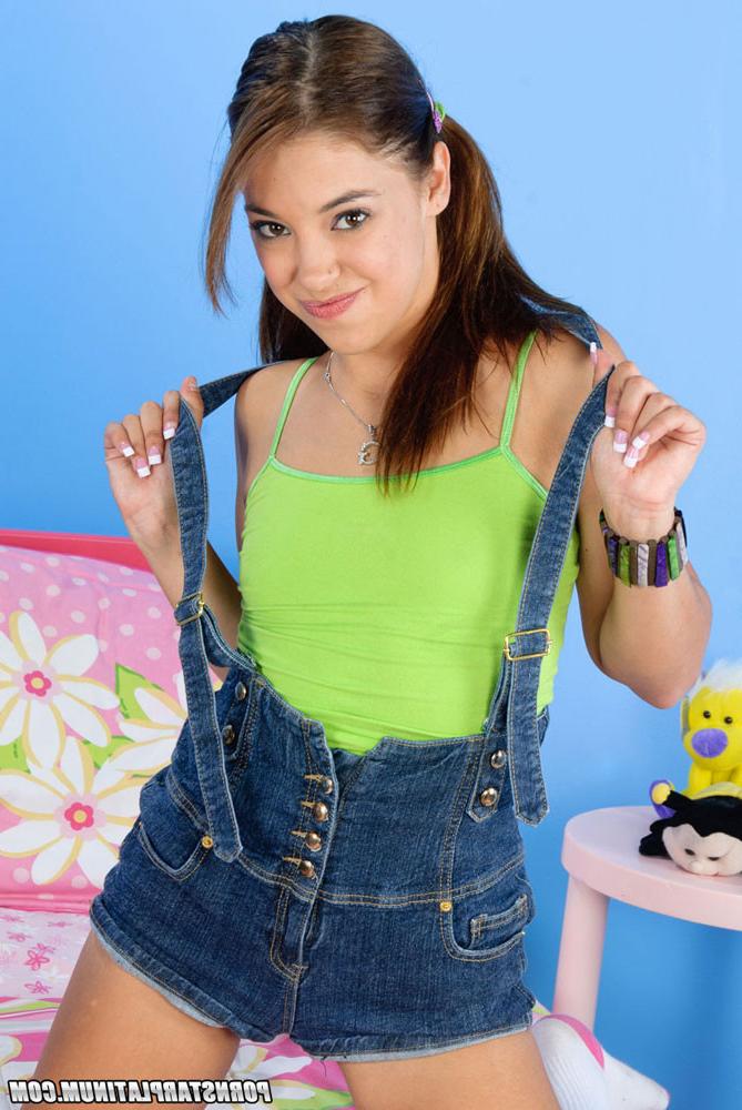 15P Gigi Rivera having fun in her bedroom