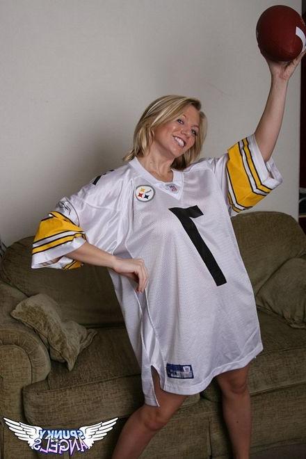 16P Horny blonde stripped down nude football fan babe