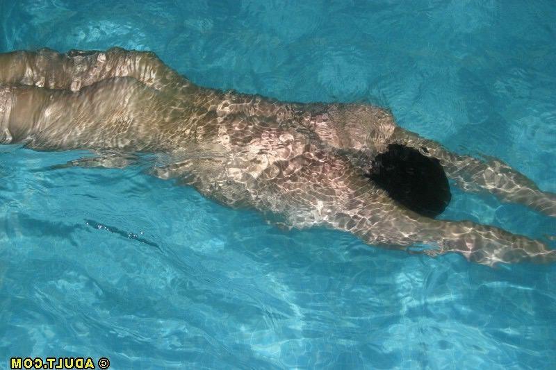 15P Drunk girls at pool get nasty for the boys