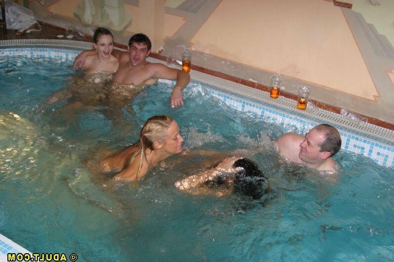 15P Drunk girls at pool get nasty for the boys