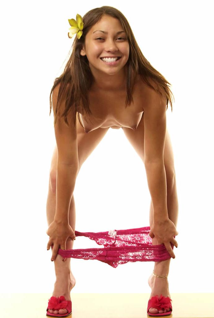 18P Une ado latina à peine majeure enlève sa culotte.